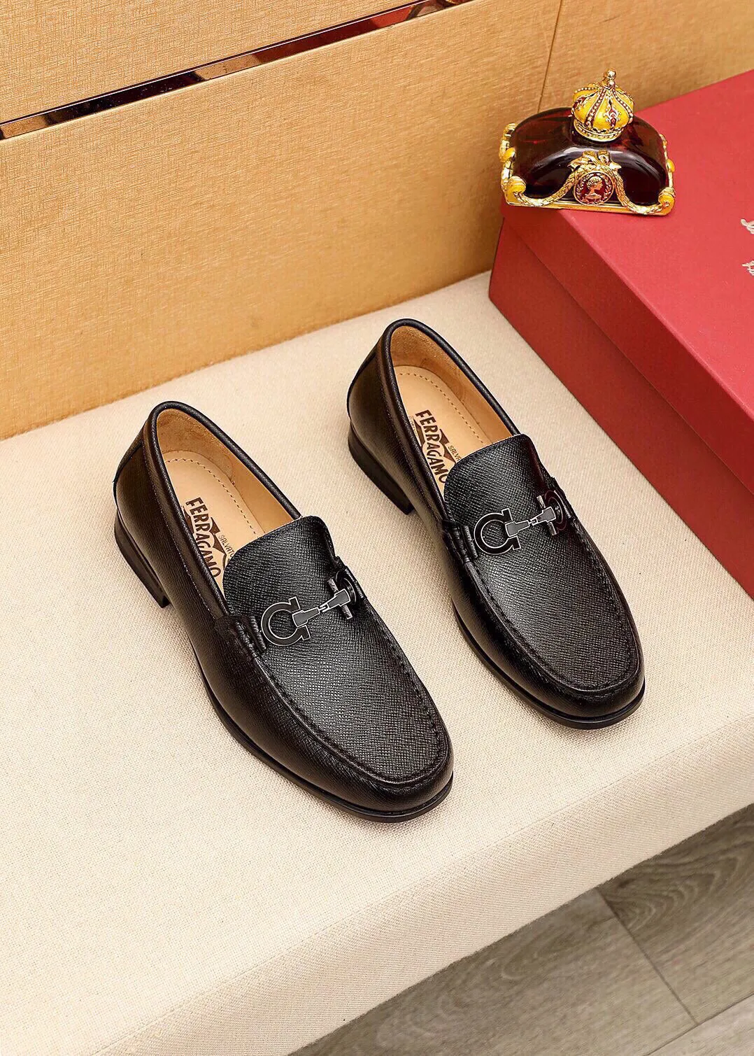 Men's shoes 💰480 💐 Product trademark: Ferragamo "Ferragamo" casual leather shoes Regular size: 38-44 (45🉑️customized) Product materials: Selected imported first-layer cross-grain cowhide leather upper + luxury hardware buckle, imported water-dyed cowhide leather lining. Strong three-dimensional visual effect, original outsole color: 4⃣️seed leather materials available